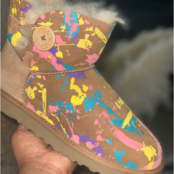 Women Short Chestnut Ugg Boots (NWT) - Picture 2 of 9